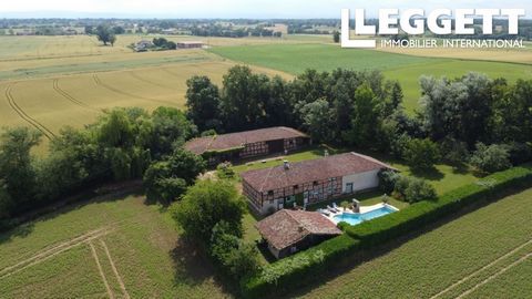 A21784PVU01 - In the commune of Marsonnas, 30 minutes from the TGV train station and 15 minutes from motorways, Lyon 1H00, Geneva 1H10. Come and discover this renovated Bresse farmhouse set in 5421m2 of wooded grounds with pond and swimming pool. Wit...