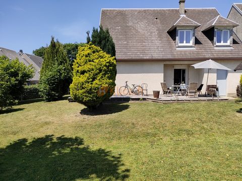 Located 500m from the beach and the shops of SAINT-PIERRE-EN-PORT and 10kms from FECAMP, KLICC offers you this pavilion located in a small quiet housing estate. It consists on the ground floor of a large entrance hall opening onto the well-decorated ...