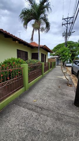 Bienvenue à la vente de cette impressionnante maison dans le centre du Libéria, Guanacaste! Cette spacieuse résidence de style colonial regorge de caractéristiques exceptionnelles que vous allez adorer. Construite avec une extension de 400 mètres car...
