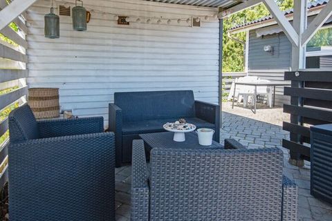 Ferienhaus nur etwa 800 m von Hemmet Strand am Ringkøbing Fjord gelegen. Im Haus gibt es einen offenen Küchen-/Wohnbereich mit Platz für das Familienleben und gemeinsame Aktivitäten. Von diesem Raum aus hat man Zugang zu allen Zimmern des Hauses. Küc...