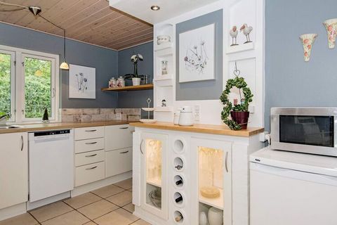 Dans ce cottage entièrement rénové par Fjellerup Strand, vous pouvez clairement sentir que les propriétaires ont été méticuleux sur les détails. Entre autres, bonne salle de bain et bonne véranda qui est une extension de la cuisine-salle à manger. Il...