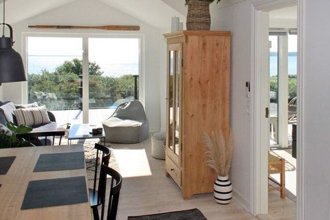 Dieses für die Saison 2020 komplett renovierte Ferienhaus liegt leicht erhöht bei Bjert Strand und bietet so eine einzigartig schöne Panoramaaussicht zu Küste und Meer! Nehmen Sie hier draußen auf der Terrasse in der Sonne Platz und genießen Sie einf...