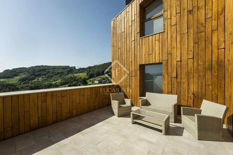 Lucas Fox San Sebastián presents this impressive villa, located near the castle of Beloaga and surrounded by a beautiful natural environment with panoramic views of San Sebastián. This modern three-storey villa was built in 2017 on an extensive 35,00...
