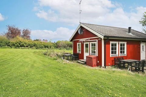 Casa de vacaciones abuhardillada en salón y cocina y situada cerca del agua. La casa también tiene una hermosa terraza en piedra natural.