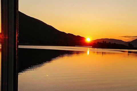 Seine erstklassige Lage unmittelbar am Wasser zeichnet dieses geräumige Ferienhaus aus! Es liegt geradezu idyllisch am Ufer des Gullesfjord, auf der größten Insel Norwegens Hinnøya. Das Haus steht etwas abseits und für sich, fast ganz unten am Wasser...