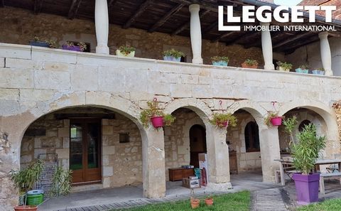 A17149 - The first thing that will seduce you in this beautiful property in the middle of the countryside is the charm of the old that it exudes: its superb gallery in the front, its monumental fireplaces in superbly cut stone or its floors with ston...