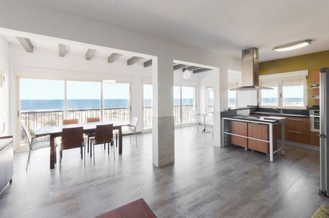 Modern apartment located on the 1st line of the sea in Oliva. It has fantastic views of the sea, community pool and can accommodate 8 people comfortably. The communal garden area offers an area of 250m2 where children can play. In the apartment you c...
