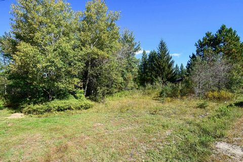 Waterfront lot! Flat, partially wooded lot on the shore of the Petite-Rouge river, ready for your future home or chalet with hydro nearby. Ideal place for canoeing, kayaking, swimming. Quiet area located at 5 min from Heritage golf, 40 min from Tremb...