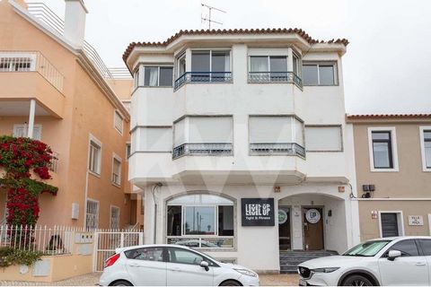 Commercial Space for Services or Shop in Estoril on the seafront Excellent commercial space located in a privileged location, one step from Praia da Poça, and unique sun exposure. Investment Opportunity with enormous potential for leasing, with a gro...