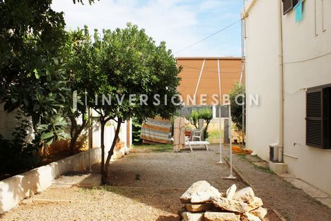 OPPORTUNITY! In the tourist center of Cala Ratjada, we can find this spacious house with a large garden. The property consists of 300m2 of housing plus 450m2 of land, a house with four winds, spread over two floors. On the first floor we find a spaci...