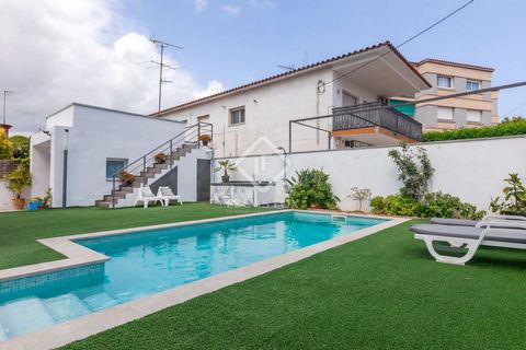Lucas Fox presents this magnificent independent house, built in 2018, with two floors, with a built area of 221 m², so it offers space and comfort. Inside, we find four double bedrooms and one single with direct access to a charming terrace. Each bed...