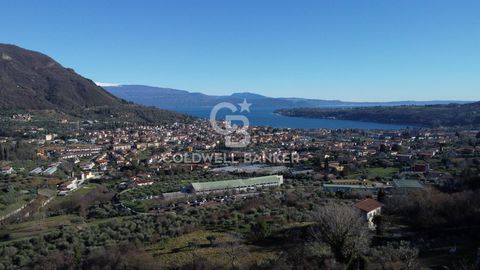 In a hilly area just 2 km from the historic center of Salò, with a fantastic lake view over the entire gulf, we offer for sale building land of 110,000 square meters, very convenient for the ring road to Brescia and Desenzano and the main roads. On t...