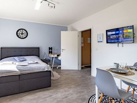 Welcome to VAZ by KeyFaktor! Explore our modernly equipped apartment in Essen for a pleasant stay: → Comfortable double bed → Fully equipped kitchen → Free Wi-Fi → Garden access → Washing machine → Free parking directly on the street → Smart TV with ...