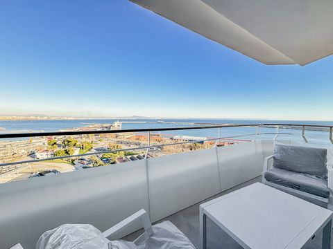Located on the 14th floor on the Paseo Maritimo in direct location to the Club de Mar and Porto Pi, the apartment offers a unique view that takes your breath away. The view extends from the mountain, over Palma including the cathedral, to the open se...