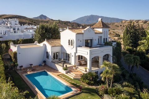 Located in Benahavís. Welcome to the highest villa in El Paraiso, where you can relax with your family and friends while enjoying panoramic views of the Mediterranean Sea. With plenty of privacy, tranquillity and security, this home offers exceptiona...