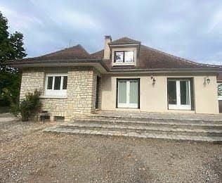 A very well presented  house, which  has recently been modernised and insulated. Situated in a southwest facing plot of 1,725m2 and within the immediate vicinity of  the village of Luzech in the Lot Valley. Ground floor:  It comprises the Entrance  a...