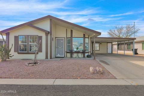 One of the largest homes in Crescent Run with a backyard featuring a block wall for privacy. This home has it all, 2 bedrooms, 2 bath with a large den & enclosed Arizona Room. The kitchen features stainless steel appliances, an island with stainless ...