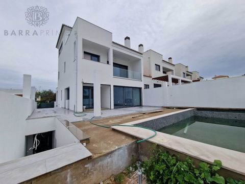 Villa de 4 + 2 dormitorios en las etapas finales de acabado en Gambelas, Montenegro en el Algarve. Esta residencia cuenta con una arquitectura moderna y lujosa, con una variedad de comodidades y acabados de alta calidad, insertándose armoniosamente e...