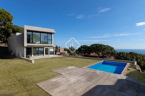 This fantastic new build house is located in Cabrils, a Mediterranean town with a lot of charm and very good amenities for everyday life. Cabrils is known for its variety of restaurants and its wide range of leisure and sports activities throughout t...
