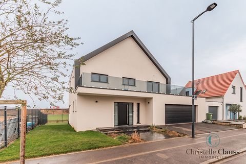 Exclusively in your Christelle Clauss Real Estate agency! Come and discover this magnificent house of 192 m2, on a plot of 4 ares 97, built in 2018, and located in a quiet area of Molsheim, close to amenities, and access to the motorway. On the groun...
