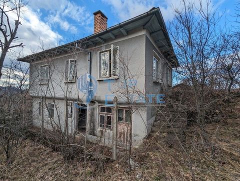 Top Estate Real Estate bietet ein Backsteinhaus im Dorf Skalsko in der Region Gabrovo. Das Dorf Skalsko liegt unter der berühmten Tschumaschka Skala, 8 km westlich der Stadt Dryanovo, 12 km nordöstlich der Stadt Gabrovo und 28 km südwestlich von Veli...