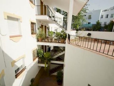 This spacious property is located in the second row of buildings in a residential complex in the central area of the attractive mountain resort town of Cómpeta. The common area consists of several well maintained courtyards and has direct access to t...