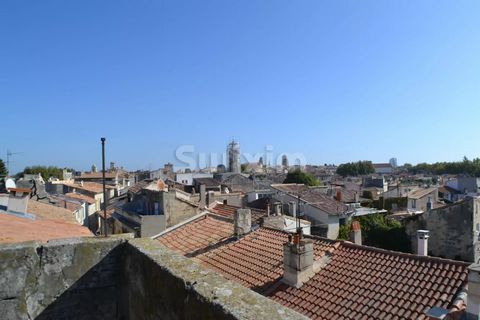 Ref: 67704AB - Arles old town stone house nestled in the popular La Roquette district, quiet 10 minutes walk from the historic center. This 17th century house of character, 3 floors high, accommodates 12 rooms, - Ground floor: Entrance hall, 3 rooms,...