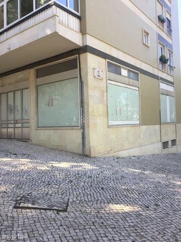 Excellent gaveto space with 86m², located in a privileged area of Rua Prof. Mira Fernandes, Olaias. The store has a large storefront, nice for various types of business. It also has a bathroom, storage room and mezzanine with interior access through ...