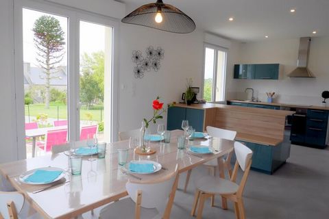 Just a few steps away from the first sandy beach! In the renovated, original and colorfully furnished holiday home, the holiday mood quickly sets in. The garden plot with the hydrangeas so typical of Brittany offers plenty of space for the kids. The ...