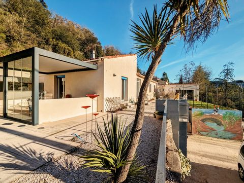 Charming single-storey villa with swimming pool, close to the town center of Lamalou-les-Bains. This superb single-storey villa, ideally located 30 minutes from Béziers, offers an exceptional living environment with breathtaking views of the city and...