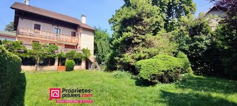 La Roche sur Foron, 100 m from the heart of the town, traditional house from the 1900s of 136 m² with flat, enclosed and wooded land of 550 m². The house has beautiful volumes on 4 levels. On the ground floor, an entrance hall, a bright independent k...