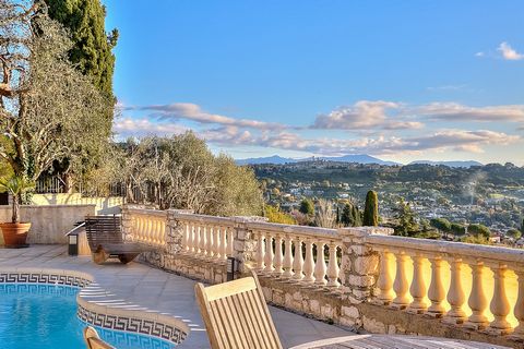 Ideally located on the hills of La Colle-sur-Loup and at a walking distance from the village and its amenities, a charming stone-built property of approx. 235 m2 enjoys breath-taking views on the village of Saint-Paul de Vence, the Cote d'Azur and to...