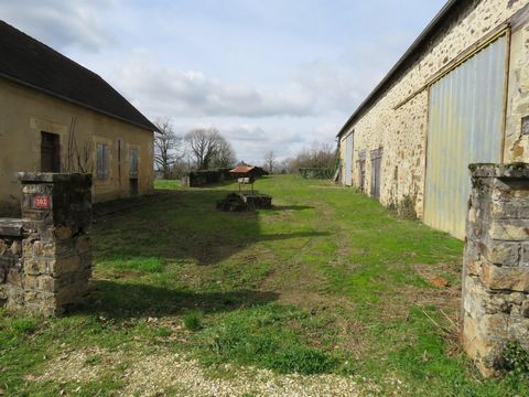 Aan de rand van een klein dorpje in de Dordogne vindt u deze oude boerderij met 3 hectare grond en de mogelijkheid om meer aangrenzend land erbij te kopen (tot circa 14 hectare). Deze boerderij bestaat uit een binnenplaats met waterput, links van dez...