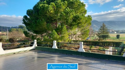 AUBAGNE - The Agence du Sud offers you, in the Beaudinard sector, this semi-detached house on one side of 4 rooms including a t3 of 80m2 fitted out to the taste of the day and an outbuilding of 20m2 on a plot of 2600m2. This 3-room apartment consists...