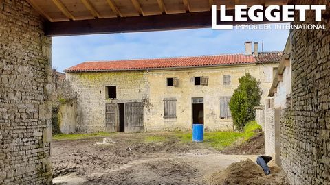 A18412PBE17 - Gorgeous project to renovate a stone house with barn and garage. New roof installed in january 2023 !!! The courtyard garden has got a well in the centre. There is an electric meter and a water meter is in the process of being installed...