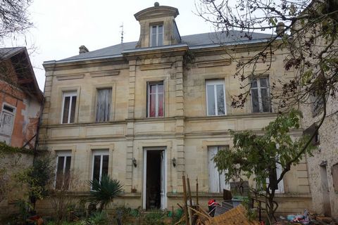10 minutes from Blaye (amenities, college, high school, hospital ...) in the heart of the village of Cartelègue, beautiful bourgeois house of 1894 to renovate with non-adjoining stone garage (56m2) on a plot of 785m2. It consists of 2 entrances, 2 ki...