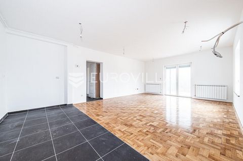 Gračani, NEWLY BUILT, modern three-room apartment with a closed area of 90.37 m2 with a separate entrance in a quiet dominant location, away from the main road. It has a terrace of 4.14 m2, a paved yard of 156.80 m2 and an outdoor parking space of 17...
