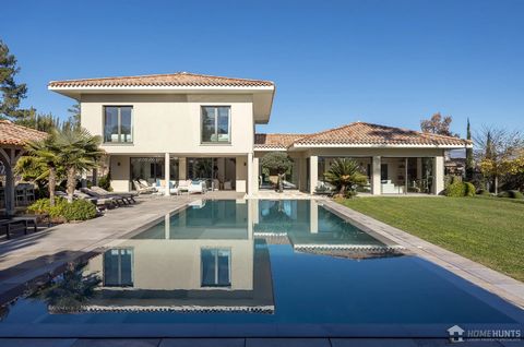 This luxurious property is located in the private and highly secure domain of Terre Blanche, spanning over 300 hectares in the Haut-Var region. Covering an area of 235 square meters across two levels, it comfortably accommodates up to 10 people. On t...