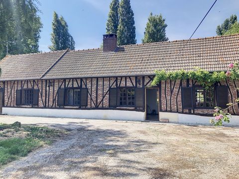 Lower price, Benoît POIRET, your Baie de Somme Immo advisor presents this Authentic Brick Farmhouse located in a very quiet and pleasant environment, it is located on a total surface area of 7294m2 and we can find a pond and a grove at the back of th...