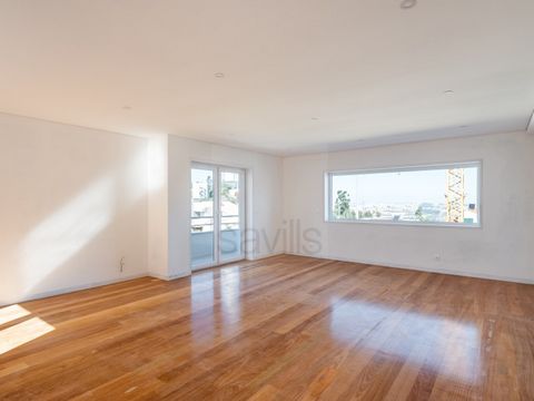 Brand new 4 bedroom villa, completely refurbished, with 4 fronts and open views over Porto. - 1st Floor: Four suites with wardrobes and balcony, air conditioning. - Ground floor: Living room with fireplace, two balconies, kitchen and bathroom. Terrac...