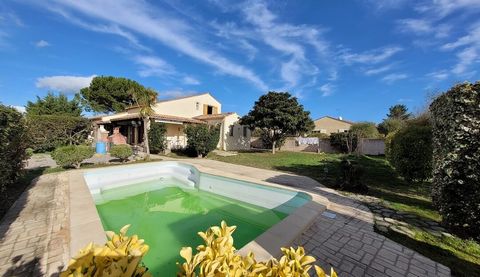 Village with all shops and restaurants, grocery, bakery, 20 minutes from Beziers, 25 minutes from the beach and 10 minutes from the Orb river. Charming villa located on a tranquil street of a neighbourhood at the edge of the village. Recently renovat...