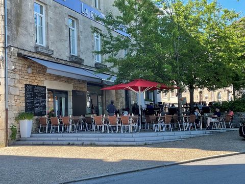 Nouvelle Aquitaine, w mieście o charakterze Eymoutiers brama do Parku Przyrody Millevaches w Limousin, ten piękny budynek cieszący się uprzywilejowaną lokalizacją na głównym placu miasta, oferuje doskonale wyposażoną restaurację z salą 50 nakryć, wyj...