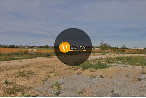 L'agence VERNAY IMMOBILIER a le plaisir de vous présenter sur la commune de Dièmoz ce terrain plat, entièrement viabilisé d'une contenance de 800 m2 ( lot 5 ). Emprise au sol :160 m2 autorisés sur cette parcelle. Ce terrain vous est présenté par Mari...