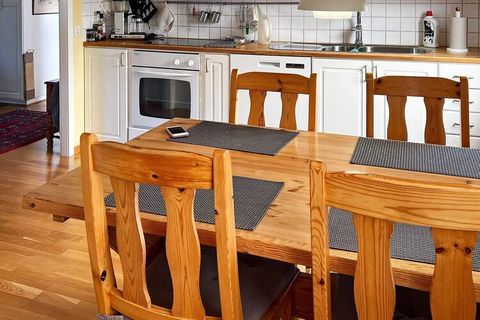 Welcome to popular Sölvesborg! A seaside accommodation for the large group. A well-planned house with good living areas, a spacious conservatory and a large garden. Inside, you are greeted by a spacious hall. On the first floor, you have a spacious k...