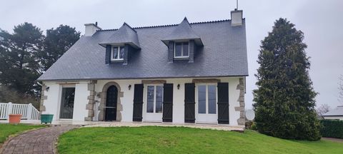Located in a neighbouring town of Guer in (Ille-et-Vilaine) The real estate from A to Z by Alhou MAÏGA offers for sale: A neo-Breton house on a basement of 139 m2. Located on an enclosed plot of 4068 m2 with a swimming pool in a peaceful hamlet 5 min...