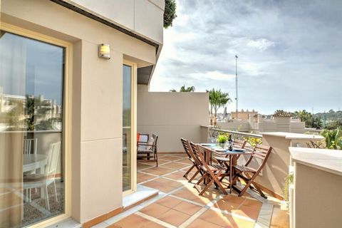 Modern appartement in Fuente Aloha, het hart van Nueva Andalucia; een van de meest gewilde gebieden van Marbella. Dit appartement heeft 2 slaapkamers, 2 badkamers, 1 toilet, grote en lichte woon-eetkamer, volledig uitgeruste keuken en een terras rond...
