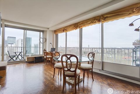 Puteaux - Quai de Dion Bouton, in a secure residence with caretaker, 5 minutes walk from the city center and all local shops and 8 minutes from the Esplanade de La Défense metro station (line 1)/10 minutes from the Puteaux Tramway. The Sans Vis-A-Vis...