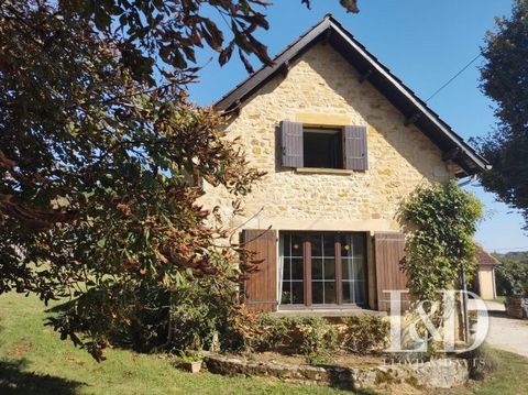 A Périgordine and 5.6 hectares of agricultural land. Outbuildings and about 5000m² of building land. Quiet village in the Périgord Noir, 20 minutes from Sarlat and Souillac. The Property comprises: - AGRICULTURAL LAND: 5.6 hectares - BUILDING PLOTS o...