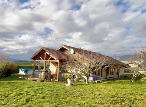 Near Annecy, in the town of Gruffy, to discover without delay this charming single-storey house: - Single storey house with 74 m2 of living space - Built on a plot of land of about 1000 m2. Flat, enclosed and wooded land - Living room with equipped k...