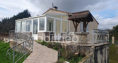A 7 km de Ruffec (16700), sur la commune de Bioussac venez découvrir cette maison d'habitation semi-enterrée comprenant une entrée principale, une cuisine séparée, une salle à manger avec la cheminée ouverte, une véranda donnant sur le jardin, trois ...